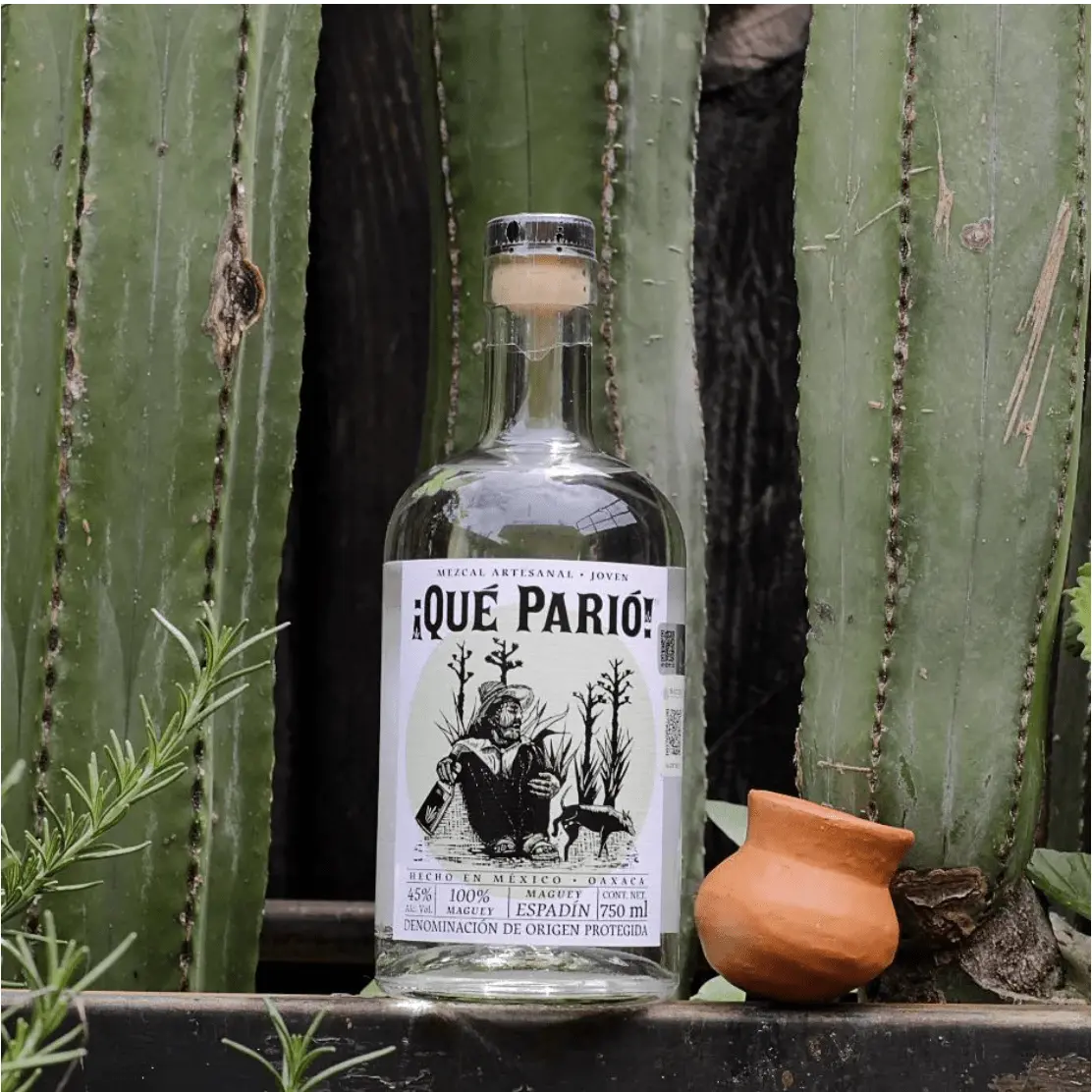 bottle of Que Pario Mezcal